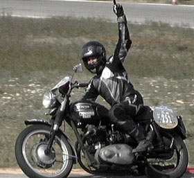 la Triumph avec un mec en noir dessus